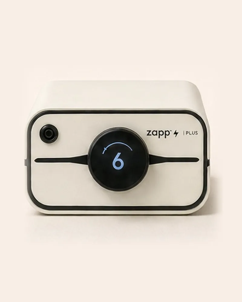 Soldadora Sunstone Zapp Plus 2 para joyería permanente, con su perilla digital, sobre un fondo crema.