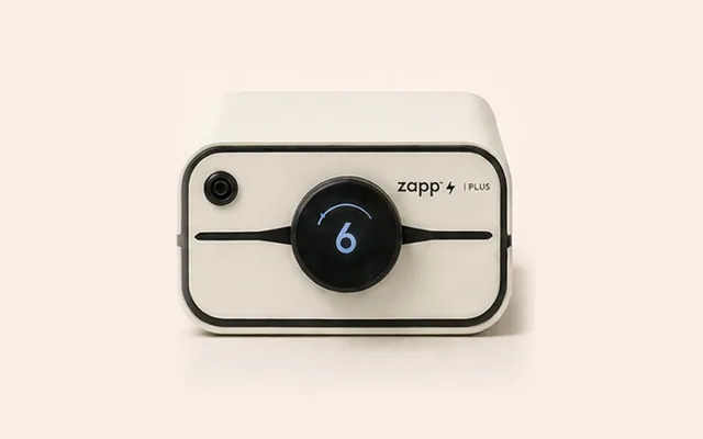 Soldadora Sunstone Zapp Plus 2 con su perilla digital, vista de producto sobre fondo crema.